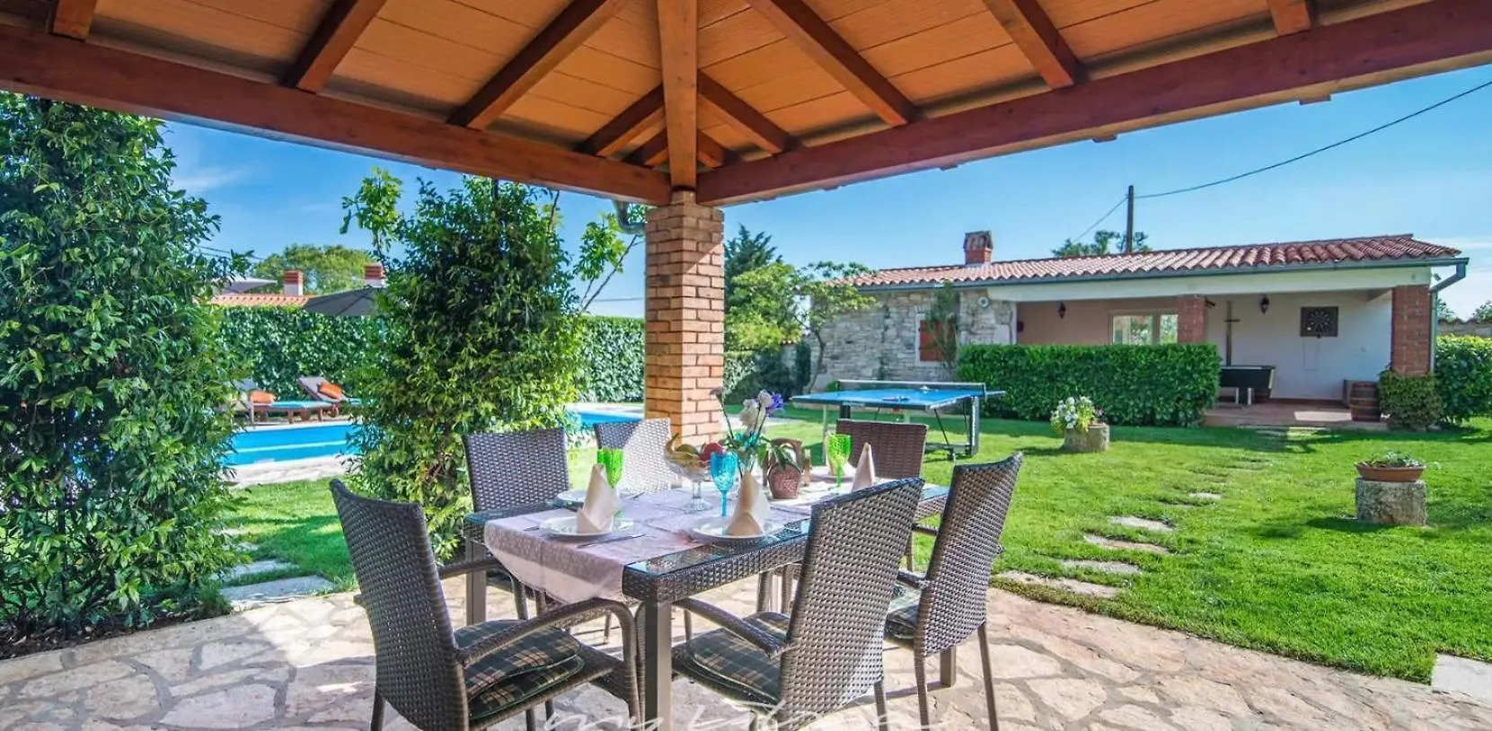 Villa Petric 0*, Divsici